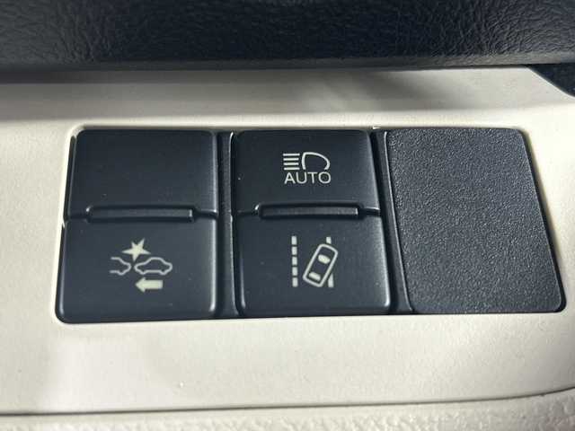 トヨタ シエンタ G 福岡県 2018(平30)年 6万km ホワイトパールクリスタルシャイン ・社外ナビ　/（ＡＭ　ＦＭ　ＣＤ　ＤＶＤ　ＢＴ　ＵＳＢ　ＳＤ　ＩＰＯＤ）/・バックカメラ　/・ＥＴＣ　/・フルセグＴＶ　/・両側パワスラ　/・横滑り防止　/・衝突軽減システム　/・レーンキープアシスト　/・オートライト　/・オートハイビーム/・純正フロアマット/・純正15インチアルミ