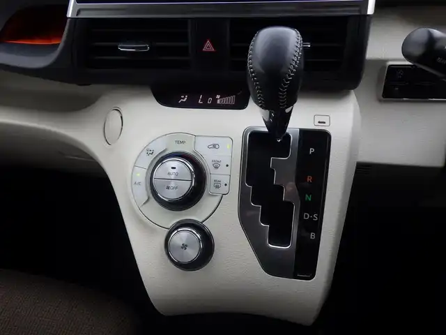 トヨタ シエンタ G 千葉県 2018(平30)年 6万km ホワイトパールクリスタルシャイン Toyota Safety Sense/・プリクラッシュセーフティ/・レーンディパーチャーアラート/・オートハイビーム/両側パワースライドドア/社外メモリーナビ/地デジTV/【DVD/CD再生機能　Bluetooth接続】/バックカメラ/革巻きステアリング/ETC/LEDヘッドライト/フォグライト/ウインカーミラー/純正15インチアルミホイル/スマートキー