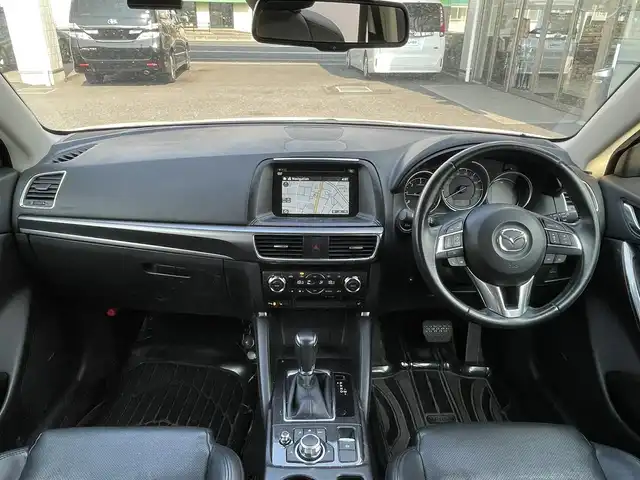マツダ ＣＸ－５ XD Lパッケージ 埼玉県 2016(平28)年 12.6万km クリスタルホワイトパールマイカ (株)IDOMが運営する【じしゃロン鳩ヶ谷店】の自社ローン専用車両になりますこちらは現金またはオートローンご利用時の価格です。自社ローンご希望の方は別途その旨お申付け下さい/安全装備/　車両認知支援システム/　SBS/SCBS/　ブラインドスポットモニター/　レーンキープアシストシステム/　ドライバーアテンションアラート/　パーキングセンサー/純正ＳＤナビ/（AM/FM/CD/DVD/BT)/フルセグＴＶ/左サイド・バックカメラ/ＢＯＳＥサウンドシステム/９スピーカー/デュアルエアコン/シートヒーター/パワーシート/コーナーセンサー/アダプティブクルーズコントロール/ETC/ステアリングリモコン/革巻きハンドル/レザーシート/純正アルミホイール/アイドリングストップ/ドライビングポジションメモリー機能/プッシュスタートボタン/   スマートキー×1/電動格納式ウィンカーミラー/電動パーキングブレーキ/トノカバー/ドアバイザー