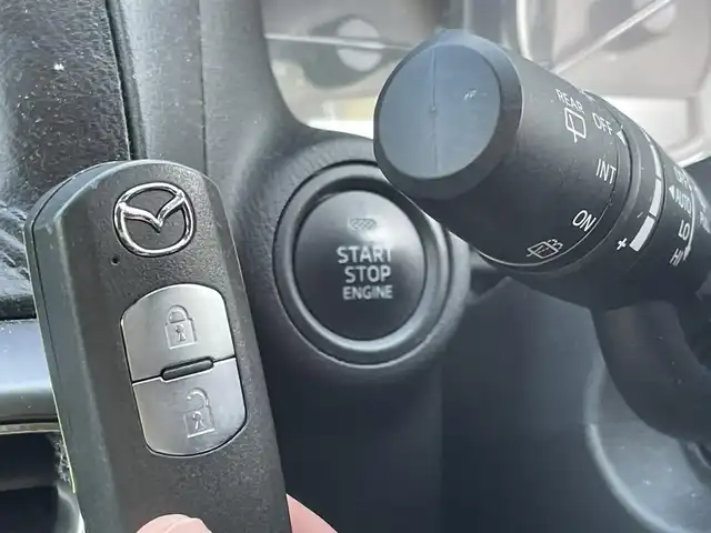 マツダ ＣＸ－５ XD Lパッケージ 埼玉県 2016(平28)年 12.6万km クリスタルホワイトパールマイカ (株)IDOMが運営する【じしゃロン鳩ヶ谷店】の自社ローン専用車両になりますこちらは現金またはオートローンご利用時の価格です。自社ローンご希望の方は別途その旨お申付け下さい/安全装備/　車両認知支援システム/　SBS/SCBS/　ブラインドスポットモニター/　レーンキープアシストシステム/　ドライバーアテンションアラート/　パーキングセンサー/純正ＳＤナビ/（AM/FM/CD/DVD/BT)/フルセグＴＶ/左サイド・バックカメラ/ＢＯＳＥサウンドシステム/９スピーカー/デュアルエアコン/シートヒーター/パワーシート/コーナーセンサー/アダプティブクルーズコントロール/ETC/ステアリングリモコン/革巻きハンドル/レザーシート/純正アルミホイール/アイドリングストップ/ドライビングポジションメモリー機能/プッシュスタートボタン/   スマートキー×1/電動格納式ウィンカーミラー/電動パーキングブレーキ/トノカバー/ドアバイザー