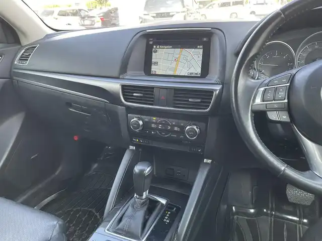 マツダ ＣＸ－５ XD Lパッケージ 埼玉県 2016(平28)年 12.6万km クリスタルホワイトパールマイカ (株)IDOMが運営する【じしゃロン鳩ヶ谷店】の自社ローン専用車両になりますこちらは現金またはオートローンご利用時の価格です。自社ローンご希望の方は別途その旨お申付け下さい/安全装備/　車両認知支援システム/　SBS/SCBS/　ブラインドスポットモニター/　レーンキープアシストシステム/　ドライバーアテンションアラート/　パーキングセンサー/純正ＳＤナビ/（AM/FM/CD/DVD/BT)/フルセグＴＶ/左サイド・バックカメラ/ＢＯＳＥサウンドシステム/９スピーカー/デュアルエアコン/シートヒーター/パワーシート/コーナーセンサー/アダプティブクルーズコントロール/ETC/ステアリングリモコン/革巻きハンドル/レザーシート/純正アルミホイール/アイドリングストップ/ドライビングポジションメモリー機能/プッシュスタートボタン/   スマートキー×1/電動格納式ウィンカーミラー/電動パーキングブレーキ/トノカバー/ドアバイザー