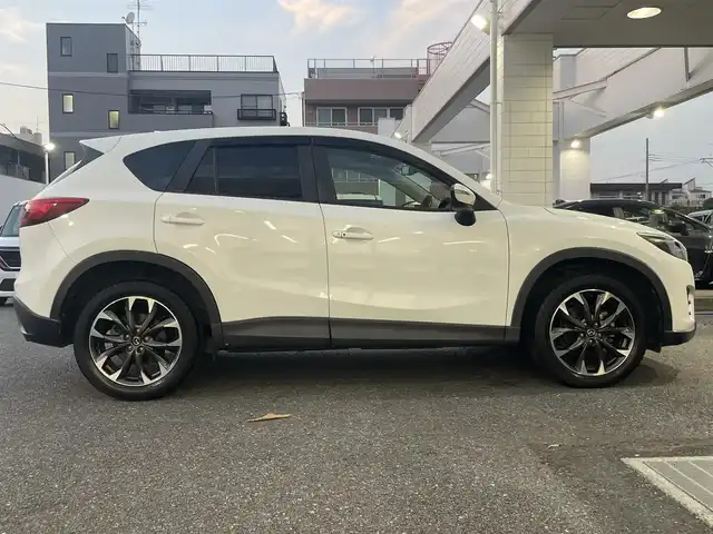 マツダ ＣＸ－５ XD Lパッケージ 埼玉県 2016(平28)年 12.6万km クリスタルホワイトパールマイカ (株)IDOMが運営する【じしゃロン鳩ヶ谷店】の自社ローン専用車両になりますこちらは現金またはオートローンご利用時の価格です。自社ローンご希望の方は別途その旨お申付け下さい/安全装備/　車両認知支援システム/　SBS/SCBS/　ブラインドスポットモニター/　レーンキープアシストシステム/　ドライバーアテンションアラート/　パーキングセンサー/純正ＳＤナビ/（AM/FM/CD/DVD/BT)/フルセグＴＶ/左サイド・バックカメラ/ＢＯＳＥサウンドシステム/９スピーカー/デュアルエアコン/シートヒーター/パワーシート/コーナーセンサー/アダプティブクルーズコントロール/ETC/ステアリングリモコン/革巻きハンドル/レザーシート/純正アルミホイール/アイドリングストップ/ドライビングポジションメモリー機能/プッシュスタートボタン/   スマートキー×1/電動格納式ウィンカーミラー/電動パーキングブレーキ/トノカバー/ドアバイザー