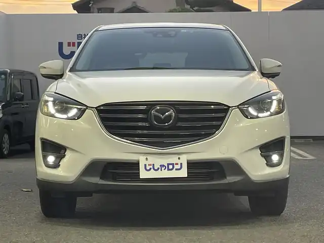 マツダ ＣＸ－５ XD Lパッケージ 埼玉県 2016(平28)年 12.6万km クリスタルホワイトパールマイカ (株)IDOMが運営する【じしゃロン鳩ヶ谷店】の自社ローン専用車両になりますこちらは現金またはオートローンご利用時の価格です。自社ローンご希望の方は別途その旨お申付け下さい/安全装備/　車両認知支援システム/　SBS/SCBS/　ブラインドスポットモニター/　レーンキープアシストシステム/　ドライバーアテンションアラート/　パーキングセンサー/純正ＳＤナビ/（AM/FM/CD/DVD/BT)/フルセグＴＶ/左サイド・バックカメラ/ＢＯＳＥサウンドシステム/９スピーカー/デュアルエアコン/シートヒーター/パワーシート/コーナーセンサー/アダプティブクルーズコントロール/ETC/ステアリングリモコン/革巻きハンドル/レザーシート/純正アルミホイール/アイドリングストップ/ドライビングポジションメモリー機能/プッシュスタートボタン/   スマートキー×1/電動格納式ウィンカーミラー/電動パーキングブレーキ/トノカバー/ドアバイザー