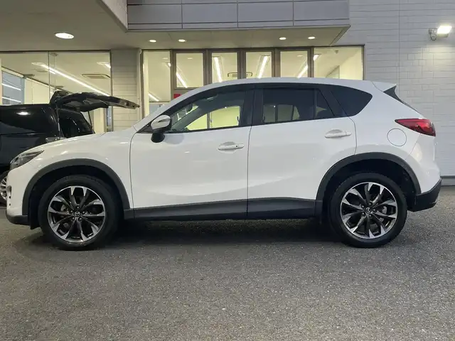 マツダ ＣＸ－５ XD Lパッケージ 埼玉県 2016(平28)年 12.6万km クリスタルホワイトパールマイカ (株)IDOMが運営する【じしゃロン鳩ヶ谷店】の自社ローン専用車両になりますこちらは現金またはオートローンご利用時の価格です。自社ローンご希望の方は別途その旨お申付け下さい/安全装備/　車両認知支援システム/　SBS/SCBS/　ブラインドスポットモニター/　レーンキープアシストシステム/　ドライバーアテンションアラート/　パーキングセンサー/純正ＳＤナビ/（AM/FM/CD/DVD/BT)/フルセグＴＶ/左サイド・バックカメラ/ＢＯＳＥサウンドシステム/９スピーカー/デュアルエアコン/シートヒーター/パワーシート/コーナーセンサー/アダプティブクルーズコントロール/ETC/ステアリングリモコン/革巻きハンドル/レザーシート/純正アルミホイール/アイドリングストップ/ドライビングポジションメモリー機能/プッシュスタートボタン/   スマートキー×1/電動格納式ウィンカーミラー/電動パーキングブレーキ/トノカバー/ドアバイザー