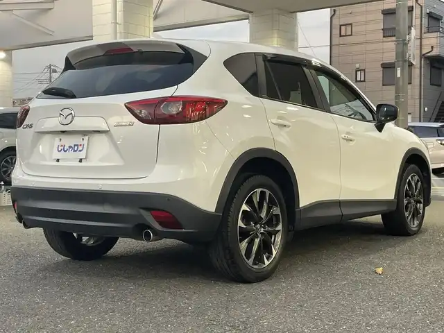 マツダ ＣＸ－５ XD Lパッケージ 埼玉県 2016(平28)年 12.6万km クリスタルホワイトパールマイカ (株)IDOMが運営する【じしゃロン鳩ヶ谷店】の自社ローン専用車両になりますこちらは現金またはオートローンご利用時の価格です。自社ローンご希望の方は別途その旨お申付け下さい/安全装備/　車両認知支援システム/　SBS/SCBS/　ブラインドスポットモニター/　レーンキープアシストシステム/　ドライバーアテンションアラート/　パーキングセンサー/純正ＳＤナビ/（AM/FM/CD/DVD/BT)/フルセグＴＶ/左サイド・バックカメラ/ＢＯＳＥサウンドシステム/９スピーカー/デュアルエアコン/シートヒーター/パワーシート/コーナーセンサー/アダプティブクルーズコントロール/ETC/ステアリングリモコン/革巻きハンドル/レザーシート/純正アルミホイール/アイドリングストップ/ドライビングポジションメモリー機能/プッシュスタートボタン/   スマートキー×1/電動格納式ウィンカーミラー/電動パーキングブレーキ/トノカバー/ドアバイザー
