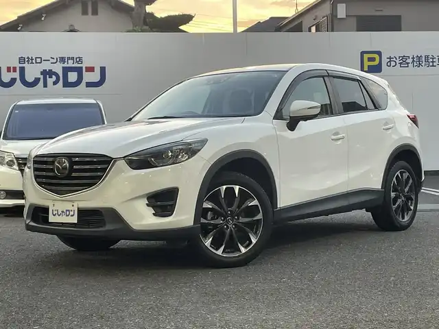 マツダ ＣＸ－５ XD Lパッケージ 埼玉県 2016(平28)年 12.6万km クリスタルホワイトパールマイカ (株)IDOMが運営する【じしゃロン鳩ヶ谷店】の自社ローン専用車両になりますこちらは現金またはオートローンご利用時の価格です。自社ローンご希望の方は別途その旨お申付け下さい/安全装備/　車両認知支援システム/　SBS/SCBS/　ブラインドスポットモニター/　レーンキープアシストシステム/　ドライバーアテンションアラート/　パーキングセンサー/純正ＳＤナビ/（AM/FM/CD/DVD/BT)/フルセグＴＶ/左サイド・バックカメラ/ＢＯＳＥサウンドシステム/９スピーカー/デュアルエアコン/シートヒーター/パワーシート/コーナーセンサー/アダプティブクルーズコントロール/ETC/ステアリングリモコン/革巻きハンドル/レザーシート/純正アルミホイール/アイドリングストップ/ドライビングポジションメモリー機能/プッシュスタートボタン/   スマートキー×1/電動格納式ウィンカーミラー/電動パーキングブレーキ/トノカバー/ドアバイザー