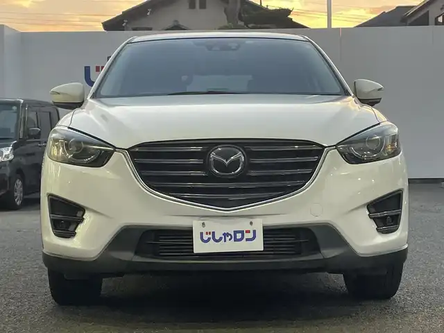 マツダ ＣＸ－５ XD Lパッケージ 埼玉県 2016(平28)年 12.6万km クリスタルホワイトパールマイカ (株)IDOMが運営する【じしゃロン鳩ヶ谷店】の自社ローン専用車両になりますこちらは現金またはオートローンご利用時の価格です。自社ローンご希望の方は別途その旨お申付け下さい/安全装備/　車両認知支援システム/　SBS/SCBS/　ブラインドスポットモニター/　レーンキープアシストシステム/　ドライバーアテンションアラート/　パーキングセンサー/純正ＳＤナビ/（AM/FM/CD/DVD/BT)/フルセグＴＶ/左サイド・バックカメラ/ＢＯＳＥサウンドシステム/９スピーカー/デュアルエアコン/シートヒーター/パワーシート/コーナーセンサー/アダプティブクルーズコントロール/ETC/ステアリングリモコン/革巻きハンドル/レザーシート/純正アルミホイール/アイドリングストップ/ドライビングポジションメモリー機能/プッシュスタートボタン/   スマートキー×1/電動格納式ウィンカーミラー/電動パーキングブレーキ/トノカバー/ドアバイザー