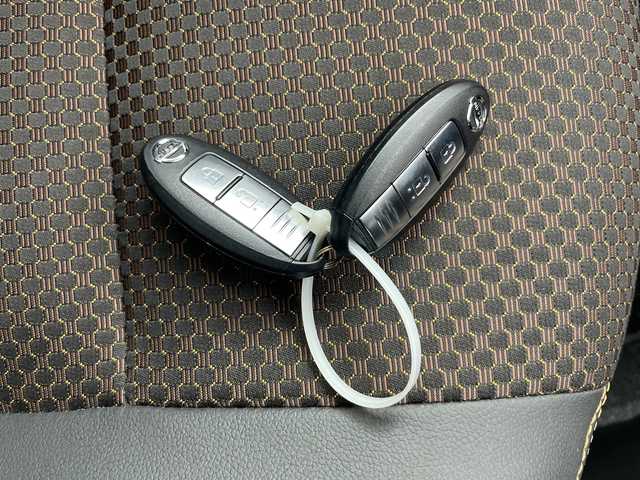 日産 ノート メダリスト X FOUR Vセレ+セーフティⅡ 道央・札幌 2016(平28)年 4.3万km インペリアルアンバーP ・4WD/・寒冷地仕様/・純正ナビ（MC315D-W）/・CD/DVD/SD/フルセグTV/・Bluetooth接続/・全方位カメラ/・衝突被害軽減ブレーキ/・レーンキープアシスト/・社外前後ドライブレコーダー/・ステアリングスイッチ/・ハーフレザーシート/・LEDヘッドライト/オートライト/・スマートキー/スペアキー/・純正ホイールキャップ付冬タイヤ積込