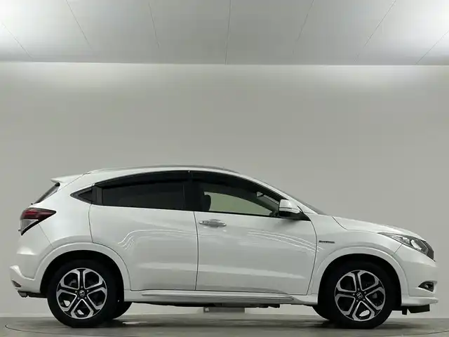 ホンダ ヴェゼル ハイブリッド Z ホンダセンシング 埼玉県 2016(平28)年 6.9万km ホワイトオーキッドパール 純正ナビ　温ヒーター　ＥＴＣ　Ｂカメラ　ＬＥＤヘッドライト　ハーフレザーシート　フルセグＴＶ　オートハイビーム　レーンキープ　衝突被害軽減　ＭＴモード付ＡＴ アダプティブクルーズコントロール