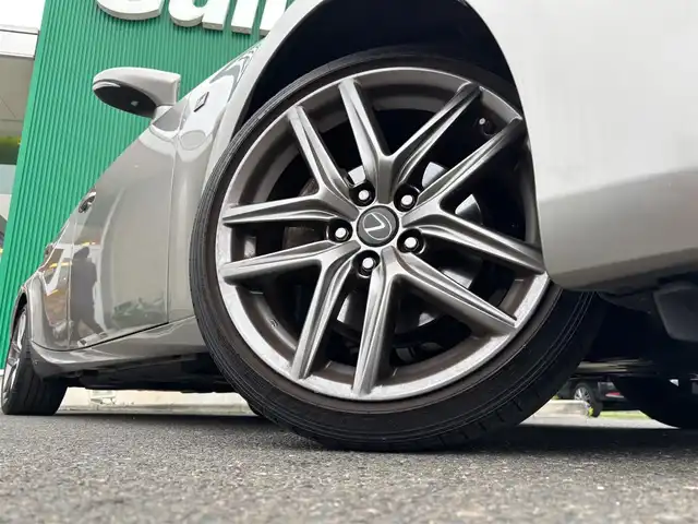 レクサス ＩＳ 300h Fスポーツ 宮城県 2016(平28)年 7.8万km ソニックチタニウム ブラインドスポットモニター/リアクロストラフィックアラート/クリアランスソナー/バックソナー/ステアリングヒーター/＝＝＝/セーフティシステムプラス/・プリクラッシュセーフティ/・レーンディパーチャーアラート/・オートマチックハイビーム/・レーダークルーズコントロール/純正ナビ/・CD/DVD/・Blu-ray/・Bluetooth/・フルセグTV/バックカメラ/ビルトインETC2.0/ドライブレコーダー/ハーフレザーシート/シートヒーター/パワーシート（運転席メモリー機能付）/革巻きステアリング/ステアリングスイッチ/パドルシフト/LEDヘッドランプ/オートライト/スマートキー＆プッシュスタート/スペアキー1本、カードキー1本/電動格納ミラー/純正18インチAW/純正フロアマット/W/サイド/カーテン/ニーエアバッグ