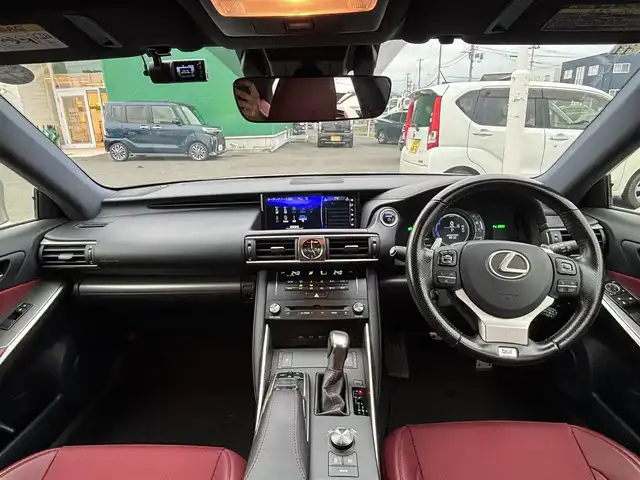 レクサス ＩＳ 300h Fスポーツ 宮城県 2016(平28)年 7.8万km ソニックチタニウム ブラインドスポットモニター/リアクロストラフィックアラート/クリアランスソナー/バックソナー/ステアリングヒーター/＝＝＝/セーフティシステムプラス/・プリクラッシュセーフティ/・レーンディパーチャーアラート/・オートマチックハイビーム/・レーダークルーズコントロール/純正ナビ/・CD/DVD/・Blu-ray/・Bluetooth/・フルセグTV/バックカメラ/ビルトインETC2.0/ドライブレコーダー/ハーフレザーシート/シートヒーター/パワーシート（運転席メモリー機能付）/革巻きステアリング/ステアリングスイッチ/パドルシフト/LEDヘッドランプ/オートライト/スマートキー＆プッシュスタート/スペアキー1本、カードキー1本/電動格納ミラー/純正18インチAW/純正フロアマット/W/サイド/カーテン/ニーエアバッグ