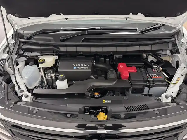 日産 セレナ e－パワー ハイウェイスター V 三重県 2025(令7)年 0.1千km プリズムホワイト 登録済未使用車/e-POWER/FF/インパネCVT/純正 12.3インチ Nissan Connectナビ/（AM/FM/USB/iPod/TV/Bluetooth/HDMI/CarPlay/AndroidAuto）/11インチ 純正後席モニター/アラウンドビューモニター（移動物検知機能付）/両側ハンズフリーオートスライドドア/ドライブレコーダー前後*/ETC2.0*/安全/・プロパイロット・緊急停止支援システム（SOSコール機能付）*/・エマージェンシーブレーキ/・衝突回避ステアリングアシスト/・LI（車線逸脱防止支援システム）＋LDW（車線逸脱警報）/・BSI（後側方衝突防止支援）＋BSW（後側方車両検知警報）/・RCTA（後退時車両検知警報）/・DA（ふらつき警報）/・踏み間違い衝突防止アシスト/・標識検知（進入禁止/最高速度/一時停止）/・フロント＆バックソナー/など/その他装備/・インテリジェントルームミラー*/・左右・後席独立オートエアコン/・オートライト、LEDヘッドライト、アダプティブLEDヘッドライト/・電動パーキングブレーキ＆ブレーキホールド/・USB充電ジャック（TYPE-Ax1、TYPE-Cx5）/・純正16inAW/・保/取/・スマートキーx2/など