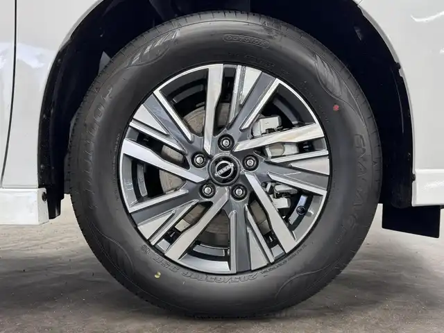 日産 セレナ e－パワー ハイウェイスター V 三重県 2025(令7)年 0.1千km プリズムホワイト 登録済未使用車/e-POWER/FF/インパネCVT/純正 12.3インチ Nissan Connectナビ/（AM/FM/USB/iPod/TV/Bluetooth/HDMI/CarPlay/AndroidAuto）/11インチ 純正後席モニター/アラウンドビューモニター（移動物検知機能付）/両側ハンズフリーオートスライドドア/ドライブレコーダー前後*/ETC2.0*/安全/・プロパイロット・緊急停止支援システム（SOSコール機能付）*/・エマージェンシーブレーキ/・衝突回避ステアリングアシスト/・LI（車線逸脱防止支援システム）＋LDW（車線逸脱警報）/・BSI（後側方衝突防止支援）＋BSW（後側方車両検知警報）/・RCTA（後退時車両検知警報）/・DA（ふらつき警報）/・踏み間違い衝突防止アシスト/・標識検知（進入禁止/最高速度/一時停止）/・フロント＆バックソナー/など/その他装備/・インテリジェントルームミラー*/・左右・後席独立オートエアコン/・オートライト、LEDヘッドライト、アダプティブLEDヘッドライト/・電動パーキングブレーキ＆ブレーキホールド/・USB充電ジャック（TYPE-Ax1、TYPE-Cx5）/・純正16inAW/・保/取/・スマートキーx2/など