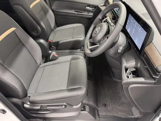 日産 セレナ e－パワー ハイウェイスター V 三重県 2025(令7)年 0.1千km プリズムホワイト 登録済未使用車/e-POWER/FF/インパネCVT/純正 12.3インチ Nissan Connectナビ/（AM/FM/USB/iPod/TV/Bluetooth/HDMI/CarPlay/AndroidAuto）/11インチ 純正後席モニター/アラウンドビューモニター（移動物検知機能付）/両側ハンズフリーオートスライドドア/ドライブレコーダー前後*/ETC2.0*/安全/・プロパイロット・緊急停止支援システム（SOSコール機能付）*/・エマージェンシーブレーキ/・衝突回避ステアリングアシスト/・LI（車線逸脱防止支援システム）＋LDW（車線逸脱警報）/・BSI（後側方衝突防止支援）＋BSW（後側方車両検知警報）/・RCTA（後退時車両検知警報）/・DA（ふらつき警報）/・踏み間違い衝突防止アシスト/・標識検知（進入禁止/最高速度/一時停止）/・フロント＆バックソナー/など/その他装備/・インテリジェントルームミラー*/・左右・後席独立オートエアコン/・オートライト、LEDヘッドライト、アダプティブLEDヘッドライト/・電動パーキングブレーキ＆ブレーキホールド/・USB充電ジャック（TYPE-Ax1、TYPE-Cx5）/・純正16inAW/・保/取/・スマートキーx2/など