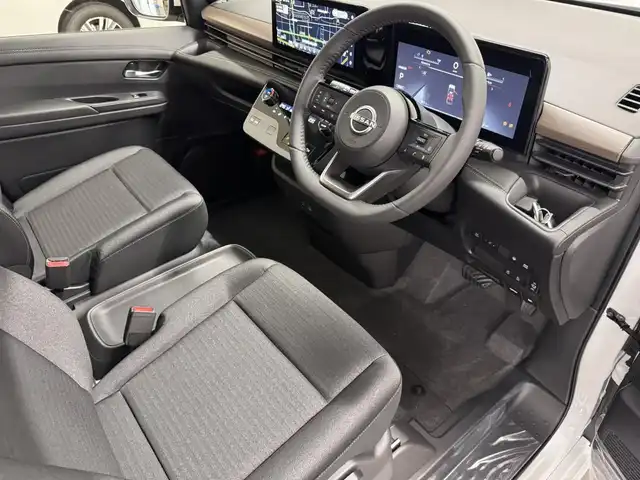 日産 セレナ e－パワー ハイウェイスター V 三重県 2025(令7)年 0.1千km プリズムホワイト 登録済未使用車/e-POWER/FF/インパネCVT/純正 12.3インチ Nissan Connectナビ/（AM/FM/USB/iPod/TV/Bluetooth/HDMI/CarPlay/AndroidAuto）/11インチ 純正後席モニター/アラウンドビューモニター（移動物検知機能付）/両側ハンズフリーオートスライドドア/ドライブレコーダー前後*/ETC2.0*/安全/・プロパイロット・緊急停止支援システム（SOSコール機能付）*/・エマージェンシーブレーキ/・衝突回避ステアリングアシスト/・LI（車線逸脱防止支援システム）＋LDW（車線逸脱警報）/・BSI（後側方衝突防止支援）＋BSW（後側方車両検知警報）/・RCTA（後退時車両検知警報）/・DA（ふらつき警報）/・踏み間違い衝突防止アシスト/・標識検知（進入禁止/最高速度/一時停止）/・フロント＆バックソナー/など/その他装備/・インテリジェントルームミラー*/・左右・後席独立オートエアコン/・オートライト、LEDヘッドライト、アダプティブLEDヘッドライト/・電動パーキングブレーキ＆ブレーキホールド/・USB充電ジャック（TYPE-Ax1、TYPE-Cx5）/・純正16inAW/・保/取/・スマートキーx2/など