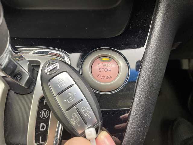 日産 セレナ HWS S HV Vセレ +Sefty 群馬県 2016(平28)年 7万km ダイヤモンドブラック 純正１１型後席モニター　/純正８型ナビ　/全周囲カメラ　/フルセグＴＶ　/ＥＴＣ　/両側電動スライドドア　/クルーズコントロール　/衝突被害軽減ブレーキ　/レーンアシスト　/ＨＩＤヘッドライト　/オートライト　/禁煙車