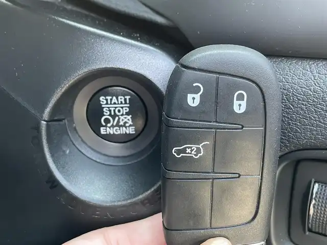 クライスラー・ジープ ジープ レネゲード リミテッド 静岡県 2019(令1)年 6.7万km グラニトクリスタル 黒革/パワーシート/シートヒーター/純正ナビ/(Bluetooth/AppleCarPlay/AUX/USB/フルセグ)/ACC/衝突被害軽減システム/ステアリングヒーター/ブラインドスポットモニター/アダブティブヘッドライト/バックカメラ/自動防眩式ルーム ミラー/前席シートバックポケット/純正17インチアルミホイール/純正フロアマット/ETC/保証書/取扱説明書