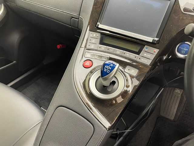 トヨタ プリウス ＰＨＶ G 兵庫県 2015(平27)年 7.3万km ホワイトパールクリスタルシャイン 純正SDナビ(CD/DVD/SD/Bt/フルセグ)/・NSZA-X64T/バックカメラ/レザーシート/シートヒーター/パワーシート/クルーズコントロール/ステアリングヒーター/ドライブレコーダー/ビルトインETC/LEDヘッドライト/フォグライト/社外１７AW/純正マット・バイザー