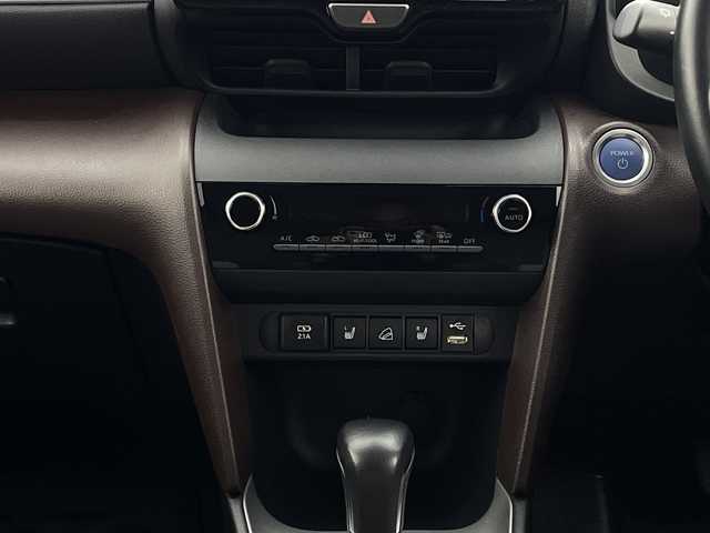 トヨタ ヤリスクロス ハイブリッド Z 新潟県 2022(令4)年 2.8万km グレイッシュブルー 4WD/トヨタセーフティセンス/2本出しマフラー/純正ディーラーナビ/Bluetooth/フルセグTV/パノラミックビューモニター/レーダークルーズコントロール/LEDオートライト/ハーフレザーシート/パワーシート/シートヒーター/純正18インチアルミホイール/電格ミラー/ウィンカーミラー/ブラインドスポットモニター/レーントレーシングアラート/スマートキー/ビルトインETC