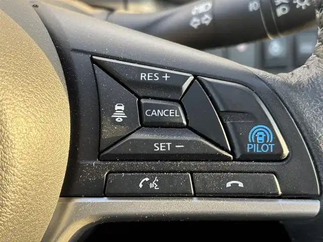 日産 セレナ e－パワー ハイウェイスター V 滋賀県 2020(令2)年 4.3万km ブリリアントホワイトパール 2トーン 日産プロパイロット/衝突軽減ブレーキ/車線逸脱警報/標識認識システム/ブラインドスポットモニター/アラウンドビューモニター/純正10インチメモリナビ/(フルセグTV CD DVD Blu-ray Bluetooth USB)/純正後席モニター/シートヒーター/両側パワースライドドア/革巻きステアリング/ステアリングリモコン/ステアリングヒーター/電動パーキングブレーキ/オートブレーキホールド/電動格納ミラー/ウインカーミラー/ETC/前後ドライブレコーダー/純正フロアマット/LEDオートヘッドライト