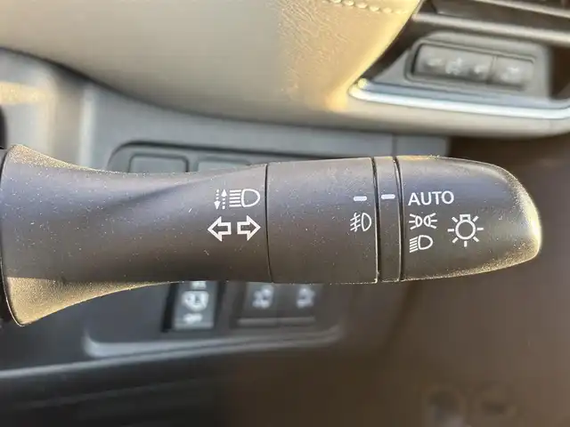 日産 セレナ e－パワー ハイウェイスター V 滋賀県 2020(令2)年 4.3万km ブリリアントホワイトパール 2トーン 日産プロパイロット/衝突軽減ブレーキ/車線逸脱警報/標識認識システム/ブラインドスポットモニター/アラウンドビューモニター/純正10インチメモリナビ/(フルセグTV CD DVD Blu-ray Bluetooth USB)/純正後席モニター/シートヒーター/両側パワースライドドア/革巻きステアリング/ステアリングリモコン/ステアリングヒーター/電動パーキングブレーキ/オートブレーキホールド/電動格納ミラー/ウインカーミラー/ETC/前後ドライブレコーダー/純正フロアマット/LEDオートヘッドライト