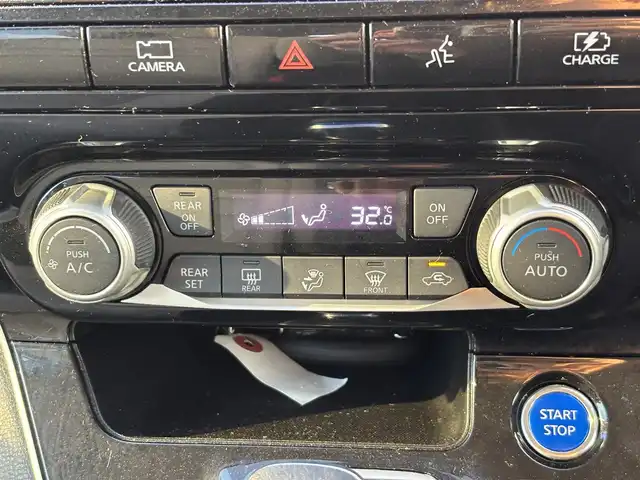 日産 セレナ e－パワー ハイウェイスター V 滋賀県 2020(令2)年 4.3万km ブリリアントホワイトパール 2トーン 日産プロパイロット/衝突軽減ブレーキ/車線逸脱警報/標識認識システム/ブラインドスポットモニター/アラウンドビューモニター/純正10インチメモリナビ/(フルセグTV CD DVD Blu-ray Bluetooth USB)/純正後席モニター/シートヒーター/両側パワースライドドア/革巻きステアリング/ステアリングリモコン/ステアリングヒーター/電動パーキングブレーキ/オートブレーキホールド/電動格納ミラー/ウインカーミラー/ETC/前後ドライブレコーダー/純正フロアマット/LEDオートヘッドライト