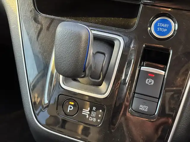 日産 セレナ e－パワー ハイウェイスター V 滋賀県 2020(令2)年 4.3万km ブリリアントホワイトパール 2トーン 日産プロパイロット/衝突軽減ブレーキ/車線逸脱警報/標識認識システム/ブラインドスポットモニター/アラウンドビューモニター/純正10インチメモリナビ/(フルセグTV CD DVD Blu-ray Bluetooth USB)/純正後席モニター/シートヒーター/両側パワースライドドア/革巻きステアリング/ステアリングリモコン/ステアリングヒーター/電動パーキングブレーキ/オートブレーキホールド/電動格納ミラー/ウインカーミラー/ETC/前後ドライブレコーダー/純正フロアマット/LEDオートヘッドライト