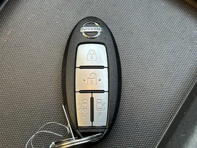 日産 セレナ e－パワー ハイウェイスター V 滋賀県 2020(令2)年 4.3万km ブリリアントホワイトパール 2トーン 日産プロパイロット/衝突軽減ブレーキ/車線逸脱警報/標識認識システム/ブラインドスポットモニター/アラウンドビューモニター/純正10インチメモリナビ/(フルセグTV CD DVD Blu-ray Bluetooth USB)/純正後席モニター/シートヒーター/両側パワースライドドア/革巻きステアリング/ステアリングリモコン/ステアリングヒーター/電動パーキングブレーキ/オートブレーキホールド/電動格納ミラー/ウインカーミラー/ETC/前後ドライブレコーダー/純正フロアマット/LEDオートヘッドライト