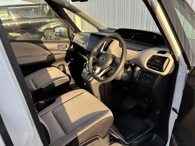 日産 セレナ e－パワー ハイウェイスター V 滋賀県 2020(令2)年 4.3万km ブリリアントホワイトパール 2トーン 日産プロパイロット/衝突軽減ブレーキ/車線逸脱警報/標識認識システム/ブラインドスポットモニター/アラウンドビューモニター/純正10インチメモリナビ/(フルセグTV CD DVD Blu-ray Bluetooth USB)/純正後席モニター/シートヒーター/両側パワースライドドア/革巻きステアリング/ステアリングリモコン/ステアリングヒーター/電動パーキングブレーキ/オートブレーキホールド/電動格納ミラー/ウインカーミラー/ETC/前後ドライブレコーダー/純正フロアマット/LEDオートヘッドライト