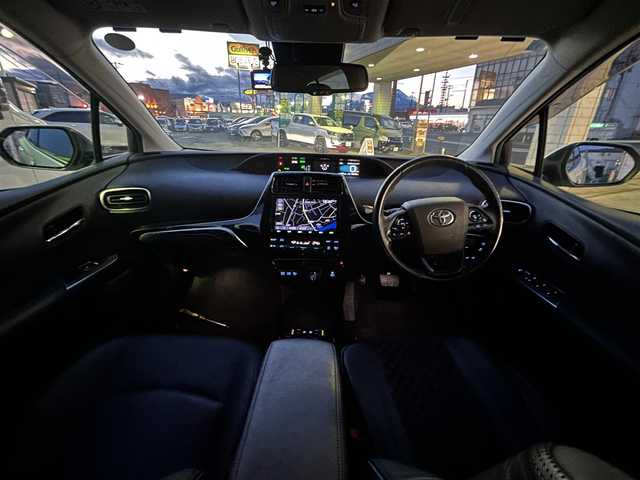トヨタ プリウス A プレミアム　ツーリングセレ 岩手県 2019(令1)年 4.9万km ホワイトパールクリスタルシャイン ・寒冷地仕様/・4WD/・純正エンジンスターター/・純正ナビNSZT-Y68T/・フルセグ/・AM/FM/SD/Bluetooth/・プッシュスタート/・スマートキー/・スペアキー1本/・Toyota Safety Sense/・オートライト/・オートマチックハイビーム/・レーダークルーズコントロール/・パワーシート（D席）/・シートヒーター（D＋N）/・エアシート（D＋N）/・アドバンストパーク/・純正フロアマット/・純正ドアバイザー/・スタットレスタイヤAWセット車載/・保証書/・取扱説明書