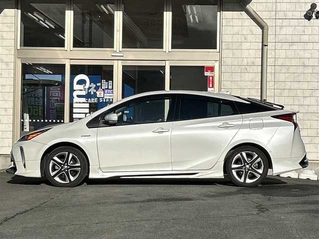 トヨタ プリウス A プレミアム　ツーリングセレ 岩手県 2019(令1)年 4.9万km ホワイトパールクリスタルシャイン ・寒冷地仕様/・4WD/・純正エンジンスターター/・純正ナビNSZT-Y68T/・フルセグ/・AM/FM/SD/Bluetooth/・プッシュスタート/・スマートキー/・スペアキー1本/・Toyota Safety Sense/・オートライト/・オートマチックハイビーム/・レーダークルーズコントロール/・パワーシート（D席）/・シートヒーター（D＋N）/・エアシート（D＋N）/・アドバンストパーク/・純正フロアマット/・純正ドアバイザー/・スタットレスタイヤAWセット車載/・保証書/・取扱説明書
