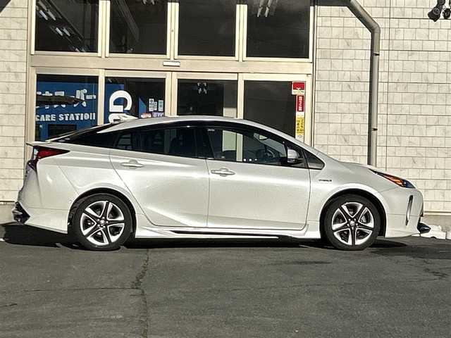 トヨタ プリウス A プレミアム　ツーリングセレ 岩手県 2019(令1)年 4.9万km ホワイトパールクリスタルシャイン ・寒冷地仕様/・4WD/・純正エンジンスターター/・純正ナビNSZT-Y68T/・フルセグ/・AM/FM/SD/Bluetooth/・プッシュスタート/・スマートキー/・スペアキー1本/・Toyota Safety Sense/・オートライト/・オートマチックハイビーム/・レーダークルーズコントロール/・パワーシート（D席）/・シートヒーター（D＋N）/・エアシート（D＋N）/・アドバンストパーク/・純正フロアマット/・純正ドアバイザー/・スタットレスタイヤAWセット車載/・保証書/・取扱説明書