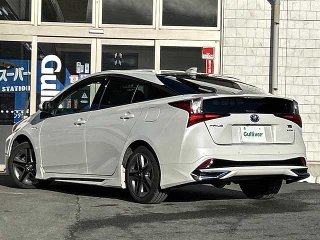 トヨタ プリウス A プレミアム　ツーリングセレ 岩手県 2019(令1)年 4.9万km ホワイトパールクリスタルシャイン ・寒冷地仕様/・4WD/・純正エンジンスターター/・純正ナビNSZT-Y68T/・フルセグ/・AM/FM/SD/Bluetooth/・プッシュスタート/・スマートキー/・スペアキー1本/・Toyota Safety Sense/・オートライト/・オートマチックハイビーム/・レーダークルーズコントロール/・パワーシート（D席）/・シートヒーター（D＋N）/・エアシート（D＋N）/・アドバンストパーク/・純正フロアマット/・純正ドアバイザー/・スタットレスタイヤAWセット車載/・保証書/・取扱説明書