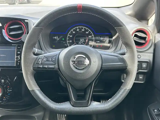 日産 ノート e－パワー ニスモ 静岡県 2018(平30)年 4.5万km ブリリアントホワイトパール 純正ナビ/（AM/FM/CD/DVD/BT)/ワンセグTV/アラウンドビューモニター/バックカメラ /インテリジェントルームミラー/スマートキー/プッシュスタート/エマージェンシーブレーキ/レーンキープアシスト/横滑り防止装置/電格ミラー/ドライブレコーダー/ETC/純正フロアマット/LEDヘッドライト