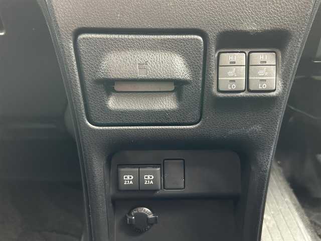 トヨタ エスクァイア ハイブリッド Gi プレミアムパッケージ ブラックテーラード 佐賀県 2019(令1)年 6.6万km ブラック トヨタセーフティセンス/・プリクラッシュセーフティ/・レーンディパーチャーアラート/・オートハイビーム/クルーズコントロール/クリアランスソナー/社外ナビ/・フルセグTV/BT/CD/DVD/・バックカメラ/フリップダウンモニター/純正15インチAW/両側パワースライドドア/LEDヘッドライト/オートライト/フォグランプ/ハーフレザーシート(合皮)/前席シートヒーター/前後ドライブレコーダー(DRV-MR740)/ETC/プッシュスタート/ウッドコンビ革巻きステアリング/ステアリングヒーター/ステアリングスイッチ/リアサンシェード/バックテーブル/電動格納ミラー/ドアバイザー/ISOFIX