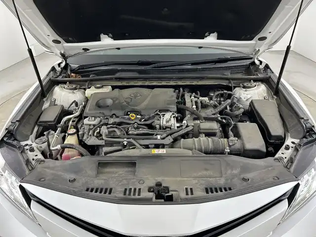 トヨタ カムリ G レザーパッケージ 愛知県 2018(平30)年 7.9万km プラチナホワイトパールマイカ メーカーOP8型ナビ/（AM/FM/フルセグ/BT/CD/DVD）/バックカメラ/ビルトインETC/トヨタセーフティセンス/・レーンディパーチャーアラート/・プリクラッシュセーフティ/・ブラインドスポットモニター/・リヤクロストラフィックアラート/・インテリジェントクリアランスソナー/・ヘッドアップディスプレイ/レーダークルーズコントロール/オートハイビーム/オートライト/LEDヘッドライト/純正ドライブレコーダー/レザーシート/D/N席シートヒーター/D/N席パワーシート/純正18インチアルミホイール/純正ラゲッジマット/革巻きステアリング/電格ミラー/純正フロアマット/前後コーナーセンサー/ドアバイザー/禁煙