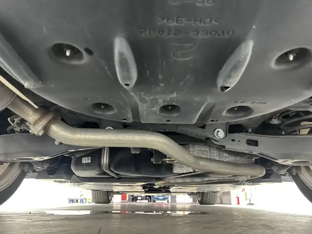 トヨタ カムリ G レザーパッケージ 愛知県 2018(平30)年 7.9万km プラチナホワイトパールマイカ メーカーOP8型ナビ/（AM/FM/フルセグ/BT/CD/DVD）/バックカメラ/ビルトインETC/トヨタセーフティセンス/・レーンディパーチャーアラート/・プリクラッシュセーフティ/・ブラインドスポットモニター/・リヤクロストラフィックアラート/・インテリジェントクリアランスソナー/・ヘッドアップディスプレイ/レーダークルーズコントロール/オートハイビーム/オートライト/LEDヘッドライト/純正ドライブレコーダー/レザーシート/D/N席シートヒーター/D/N席パワーシート/純正18インチアルミホイール/純正ラゲッジマット/革巻きステアリング/電格ミラー/純正フロアマット/前後コーナーセンサー/ドアバイザー/禁煙
