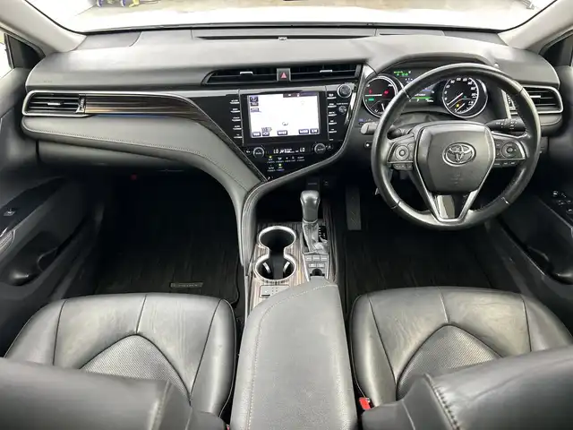 トヨタ カムリ G レザーパッケージ 愛知県 2018(平30)年 7.9万km プラチナホワイトパールマイカ メーカーOP8型ナビ/（AM/FM/フルセグ/BT/CD/DVD）/バックカメラ/ビルトインETC/トヨタセーフティセンス/・レーンディパーチャーアラート/・プリクラッシュセーフティ/・ブラインドスポットモニター/・リヤクロストラフィックアラート/・インテリジェントクリアランスソナー/・ヘッドアップディスプレイ/レーダークルーズコントロール/オートハイビーム/オートライト/LEDヘッドライト/純正ドライブレコーダー/レザーシート/D/N席シートヒーター/D/N席パワーシート/純正18インチアルミホイール/純正ラゲッジマット/革巻きステアリング/電格ミラー/純正フロアマット/前後コーナーセンサー/ドアバイザー/禁煙