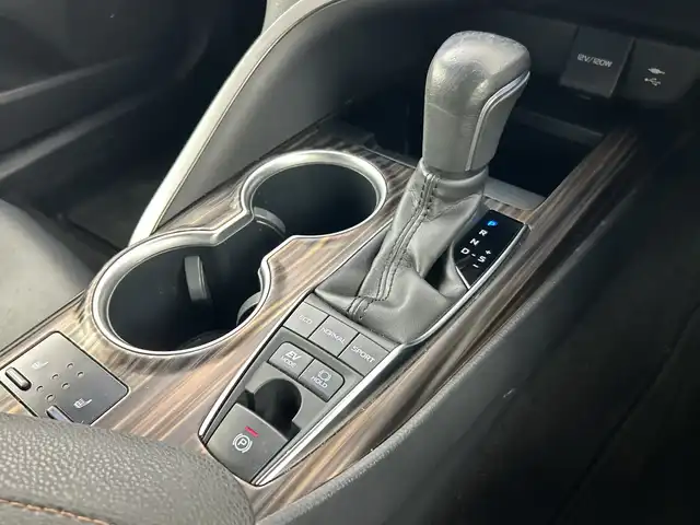 トヨタ カムリ G レザーパッケージ 愛知県 2018(平30)年 7.9万km プラチナホワイトパールマイカ メーカーOP8型ナビ/（AM/FM/フルセグ/BT/CD/DVD）/バックカメラ/ビルトインETC/トヨタセーフティセンス/・レーンディパーチャーアラート/・プリクラッシュセーフティ/・ブラインドスポットモニター/・リヤクロストラフィックアラート/・インテリジェントクリアランスソナー/・ヘッドアップディスプレイ/レーダークルーズコントロール/オートハイビーム/オートライト/LEDヘッドライト/純正ドライブレコーダー/レザーシート/D/N席シートヒーター/D/N席パワーシート/純正18インチアルミホイール/純正ラゲッジマット/革巻きステアリング/電格ミラー/純正フロアマット/前後コーナーセンサー/ドアバイザー/禁煙