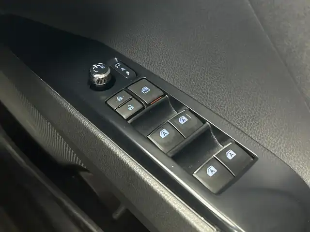 トヨタ カムリ G レザーパッケージ 愛知県 2018(平30)年 7.9万km プラチナホワイトパールマイカ メーカーOP8型ナビ/（AM/FM/フルセグ/BT/CD/DVD）/バックカメラ/ビルトインETC/トヨタセーフティセンス/・レーンディパーチャーアラート/・プリクラッシュセーフティ/・ブラインドスポットモニター/・リヤクロストラフィックアラート/・インテリジェントクリアランスソナー/・ヘッドアップディスプレイ/レーダークルーズコントロール/オートハイビーム/オートライト/LEDヘッドライト/純正ドライブレコーダー/レザーシート/D/N席シートヒーター/D/N席パワーシート/純正18インチアルミホイール/純正ラゲッジマット/革巻きステアリング/電格ミラー/純正フロアマット/前後コーナーセンサー/ドアバイザー/禁煙