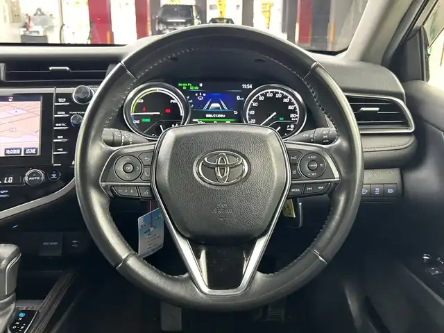 トヨタ カムリ G レザーパッケージ 愛知県 2018(平30)年 7.9万km プラチナホワイトパールマイカ メーカーOP8型ナビ/（AM/FM/フルセグ/BT/CD/DVD）/バックカメラ/ビルトインETC/トヨタセーフティセンス/・レーンディパーチャーアラート/・プリクラッシュセーフティ/・ブラインドスポットモニター/・リヤクロストラフィックアラート/・インテリジェントクリアランスソナー/・ヘッドアップディスプレイ/レーダークルーズコントロール/オートハイビーム/オートライト/LEDヘッドライト/純正ドライブレコーダー/レザーシート/D/N席シートヒーター/D/N席パワーシート/純正18インチアルミホイール/純正ラゲッジマット/革巻きステアリング/電格ミラー/純正フロアマット/前後コーナーセンサー/ドアバイザー/禁煙