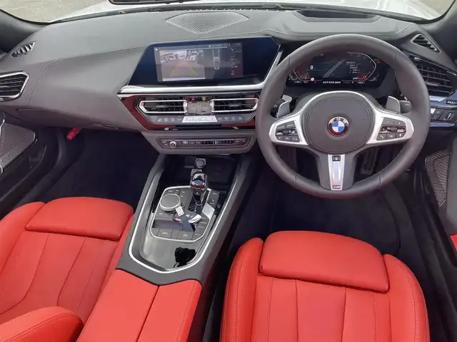 ＢＭＷ ＢＭＷ Ｚ４ sDrive20i Mスポーツ 宮城県 2025(令7)年 0.3万km アルピンホワイトⅢ /ワンオーナー//harman/kardonプレミアムサウンド//純正メモリナビ//FM/AM/BT/USB/フルセグテレビ///Apple CarPlay/AndroidAuto//電動ソフトトップ//アクティブクルーズコントロール//パドルシフト//衝突被害軽減ブレーキ//車線逸脱警報//パーキングアシスト//ブラインドスポットモニター//LEDヘッドライト//ビルトインETC2.0//レザーシート（マグマレッド）//パワーシート/ポジションメモリー//シートヒーター/ステアリングヒーター//スマートキーx2//保証書/取扱説明書