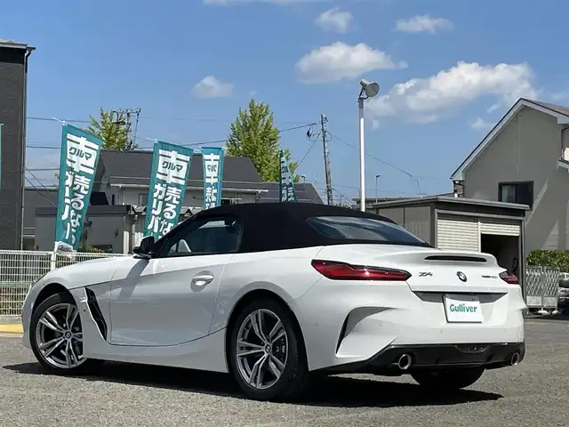 ＢＭＷ ＢＭＷ Ｚ４ sDrive20i Mスポーツ 宮城県 2025(令7)年 0.3万km アルピンホワイトⅢ /ワンオーナー//harman/kardonプレミアムサウンド//純正メモリナビ//FM/AM/BT/USB/フルセグテレビ///Apple CarPlay/AndroidAuto//電動ソフトトップ//アクティブクルーズコントロール//パドルシフト//衝突被害軽減ブレーキ//車線逸脱警報//パーキングアシスト//ブラインドスポットモニター//LEDヘッドライト//ビルトインETC2.0//レザーシート（マグマレッド）//パワーシート/ポジションメモリー//シートヒーター/ステアリングヒーター//スマートキーx2//保証書/取扱説明書