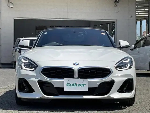 ＢＭＷ ＢＭＷ Ｚ４ sDrive20i Mスポーツ 宮城県 2025(令7)年 0.3万km アルピンホワイトⅢ /ワンオーナー//harman/kardonプレミアムサウンド//純正メモリナビ//FM/AM/BT/USB/フルセグテレビ///Apple CarPlay/AndroidAuto//電動ソフトトップ//アクティブクルーズコントロール//パドルシフト//衝突被害軽減ブレーキ//車線逸脱警報//パーキングアシスト//ブラインドスポットモニター//LEDヘッドライト//ビルトインETC2.0//レザーシート（マグマレッド）//パワーシート/ポジションメモリー//シートヒーター/ステアリングヒーター//スマートキーx2//保証書/取扱説明書