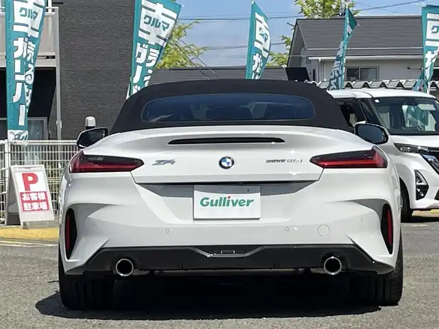 ＢＭＷ ＢＭＷ Ｚ４ sDrive20i Mスポーツ 宮城県 2025(令7)年 0.3万km アルピンホワイトⅢ /ワンオーナー//harman/kardonプレミアムサウンド//純正メモリナビ//FM/AM/BT/USB/フルセグテレビ///Apple CarPlay/AndroidAuto//電動ソフトトップ//アクティブクルーズコントロール//パドルシフト//衝突被害軽減ブレーキ//車線逸脱警報//パーキングアシスト//ブラインドスポットモニター//LEDヘッドライト//ビルトインETC2.0//レザーシート（マグマレッド）//パワーシート/ポジションメモリー//シートヒーター/ステアリングヒーター//スマートキーx2//保証書/取扱説明書