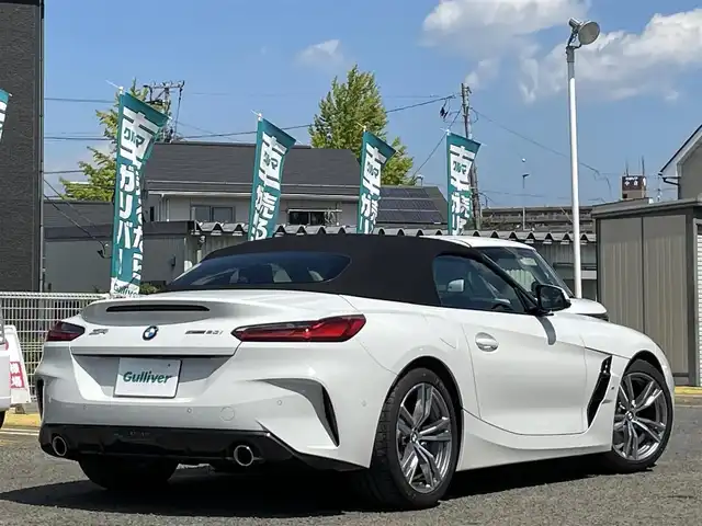 ＢＭＷ ＢＭＷ Ｚ４ sDrive20i Mスポーツ 宮城県 2025(令7)年 0.3万km アルピンホワイトⅢ /ワンオーナー//harman/kardonプレミアムサウンド//純正メモリナビ//FM/AM/BT/USB/フルセグテレビ///Apple CarPlay/AndroidAuto//電動ソフトトップ//アクティブクルーズコントロール//パドルシフト//衝突被害軽減ブレーキ//車線逸脱警報//パーキングアシスト//ブラインドスポットモニター//LEDヘッドライト//ビルトインETC2.0//レザーシート（マグマレッド）//パワーシート/ポジションメモリー//シートヒーター/ステアリングヒーター//スマートキーx2//保証書/取扱説明書