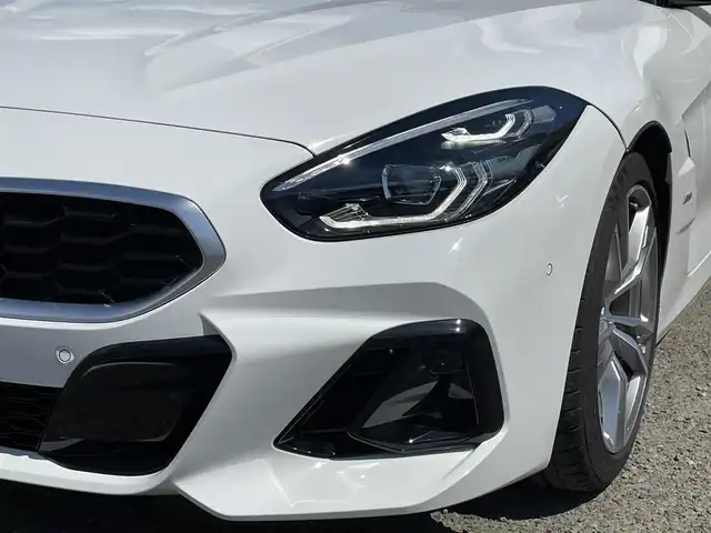 ＢＭＷ ＢＭＷ Ｚ４ sDrive20i Mスポーツ 宮城県 2025(令7)年 0.3万km アルピンホワイトⅢ /ワンオーナー//harman/kardonプレミアムサウンド//純正メモリナビ//FM/AM/BT/USB/フルセグテレビ///Apple CarPlay/AndroidAuto//電動ソフトトップ//アクティブクルーズコントロール//パドルシフト//衝突被害軽減ブレーキ//車線逸脱警報//パーキングアシスト//ブラインドスポットモニター//LEDヘッドライト//ビルトインETC2.0//レザーシート（マグマレッド）//パワーシート/ポジションメモリー//シートヒーター/ステアリングヒーター//スマートキーx2//保証書/取扱説明書