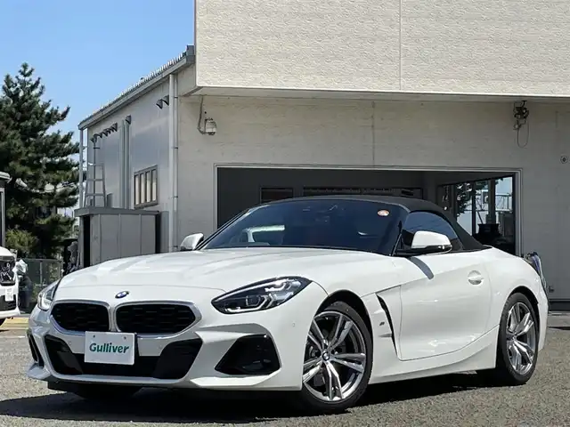 ＢＭＷ ＢＭＷ Ｚ４ sDrive20i Mスポーツ 宮城県 2025(令7)年 0.3万km アルピンホワイトⅢ /ワンオーナー//harman/kardonプレミアムサウンド//純正メモリナビ//FM/AM/BT/USB/フルセグテレビ///Apple CarPlay/AndroidAuto//電動ソフトトップ//アクティブクルーズコントロール//パドルシフト//衝突被害軽減ブレーキ//車線逸脱警報//パーキングアシスト//ブラインドスポットモニター//LEDヘッドライト//ビルトインETC2.0//レザーシート（マグマレッド）//パワーシート/ポジションメモリー//シートヒーター/ステアリングヒーター//スマートキーx2//保証書/取扱説明書