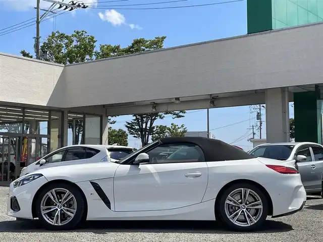 ＢＭＷ ＢＭＷ Ｚ４ sDrive20i Mスポーツ 宮城県 2025(令7)年 0.3万km アルピンホワイトⅢ /ワンオーナー//harman/kardonプレミアムサウンド//純正メモリナビ//FM/AM/BT/USB/フルセグテレビ///Apple CarPlay/AndroidAuto//電動ソフトトップ//アクティブクルーズコントロール//パドルシフト//衝突被害軽減ブレーキ//車線逸脱警報//パーキングアシスト//ブラインドスポットモニター//LEDヘッドライト//ビルトインETC2.0//レザーシート（マグマレッド）//パワーシート/ポジションメモリー//シートヒーター/ステアリングヒーター//スマートキーx2//保証書/取扱説明書