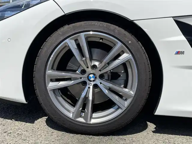 ＢＭＷ ＢＭＷ Ｚ４ sDrive20i Mスポーツ 宮城県 2025(令7)年 0.3万km アルピンホワイトⅢ /ワンオーナー//harman/kardonプレミアムサウンド//純正メモリナビ//FM/AM/BT/USB/フルセグテレビ///Apple CarPlay/AndroidAuto//電動ソフトトップ//アクティブクルーズコントロール//パドルシフト//衝突被害軽減ブレーキ//車線逸脱警報//パーキングアシスト//ブラインドスポットモニター//LEDヘッドライト//ビルトインETC2.0//レザーシート（マグマレッド）//パワーシート/ポジションメモリー//シートヒーター/ステアリングヒーター//スマートキーx2//保証書/取扱説明書